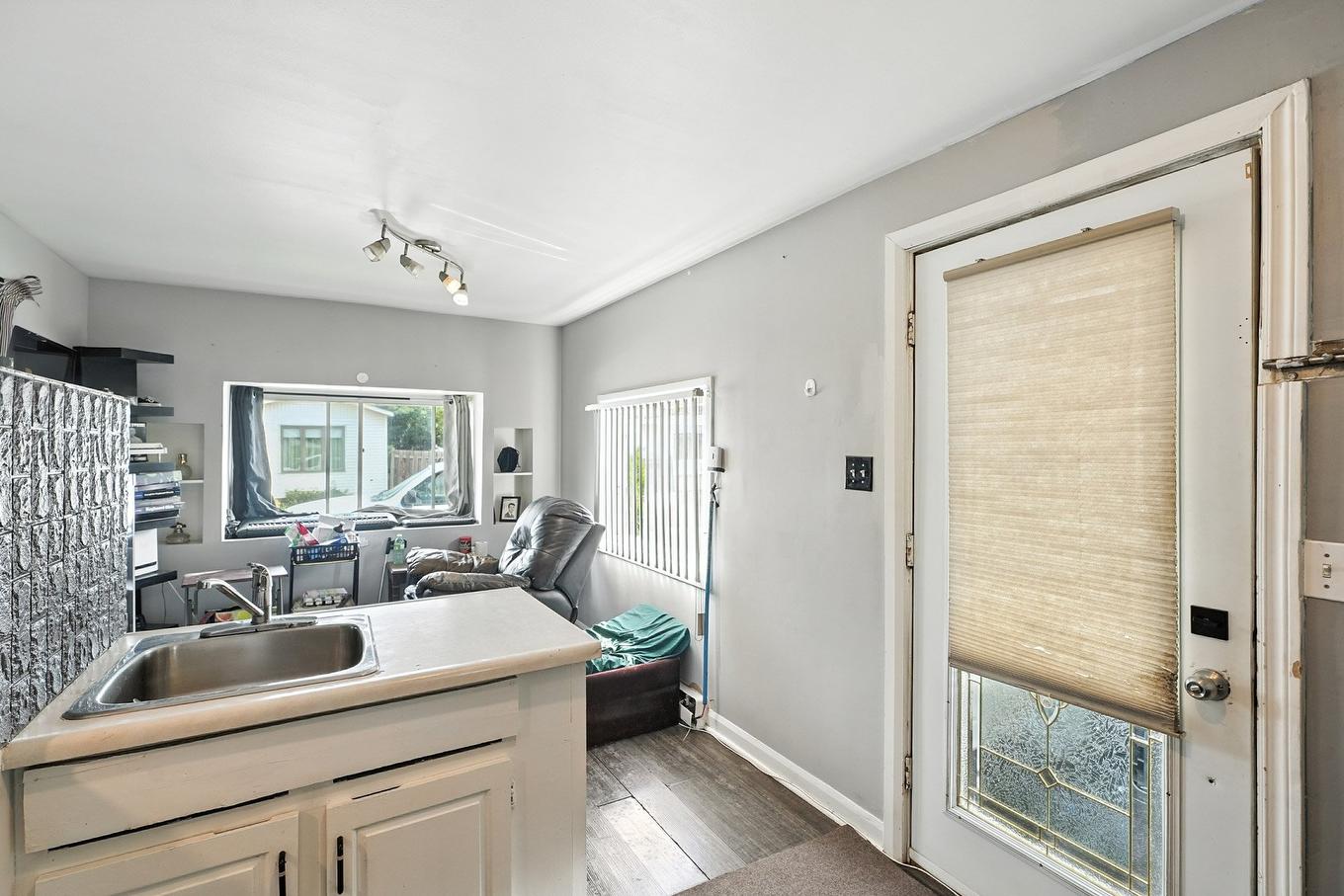 Hall d'entrée/Vestibule - 33 5E Avenue O., Gatineau (Gatineau), QC - Indoor Photo Showing Kitchen With Double Sink