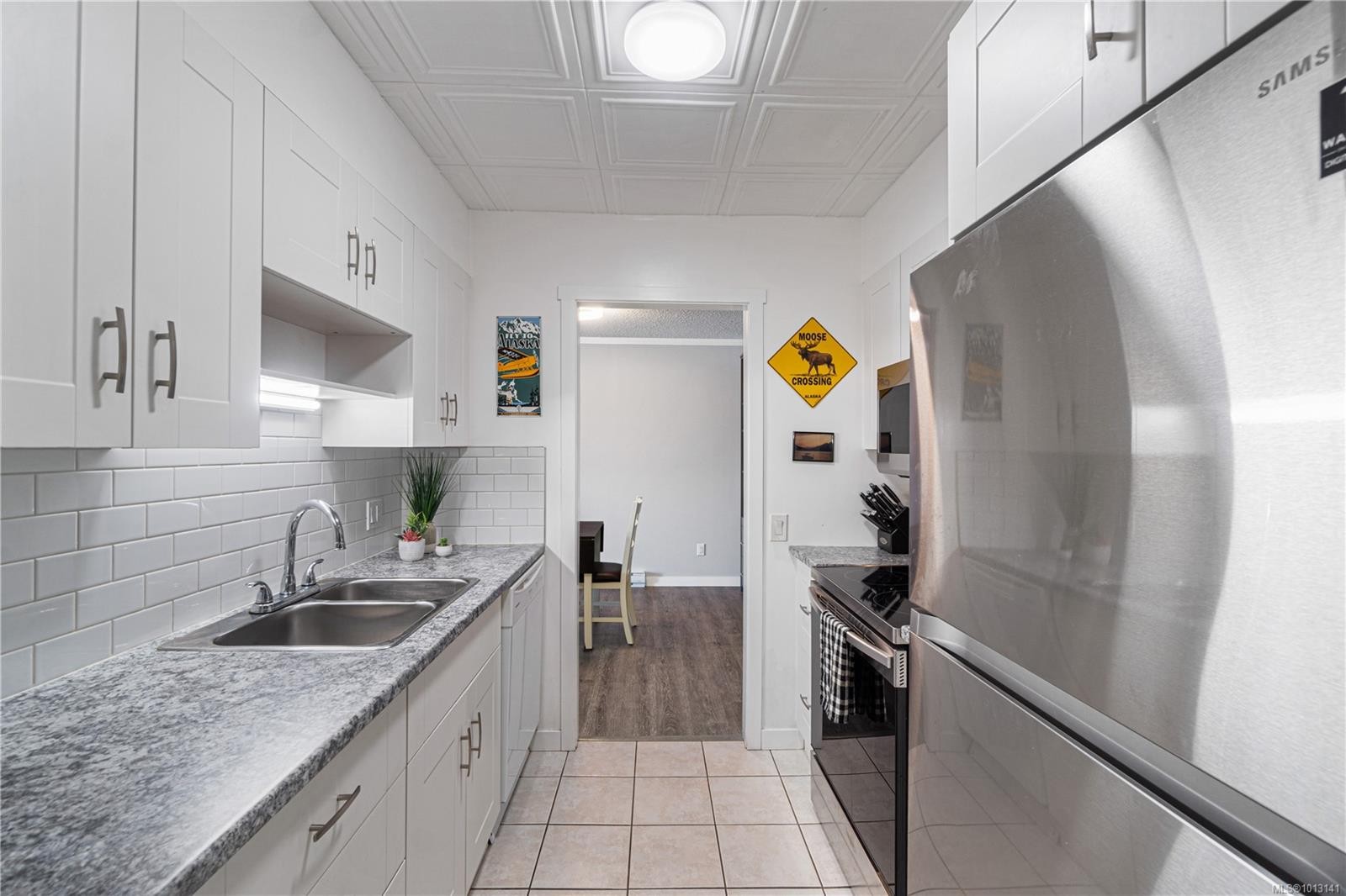 302-3555 Outrigger Rd, Nanoose Bay, BC - Indoor Photo Showing Kitchen With Double Sink