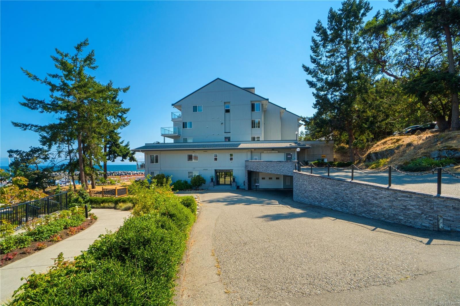 302-3555 Outrigger Rd, Nanoose Bay, BC - Outdoor