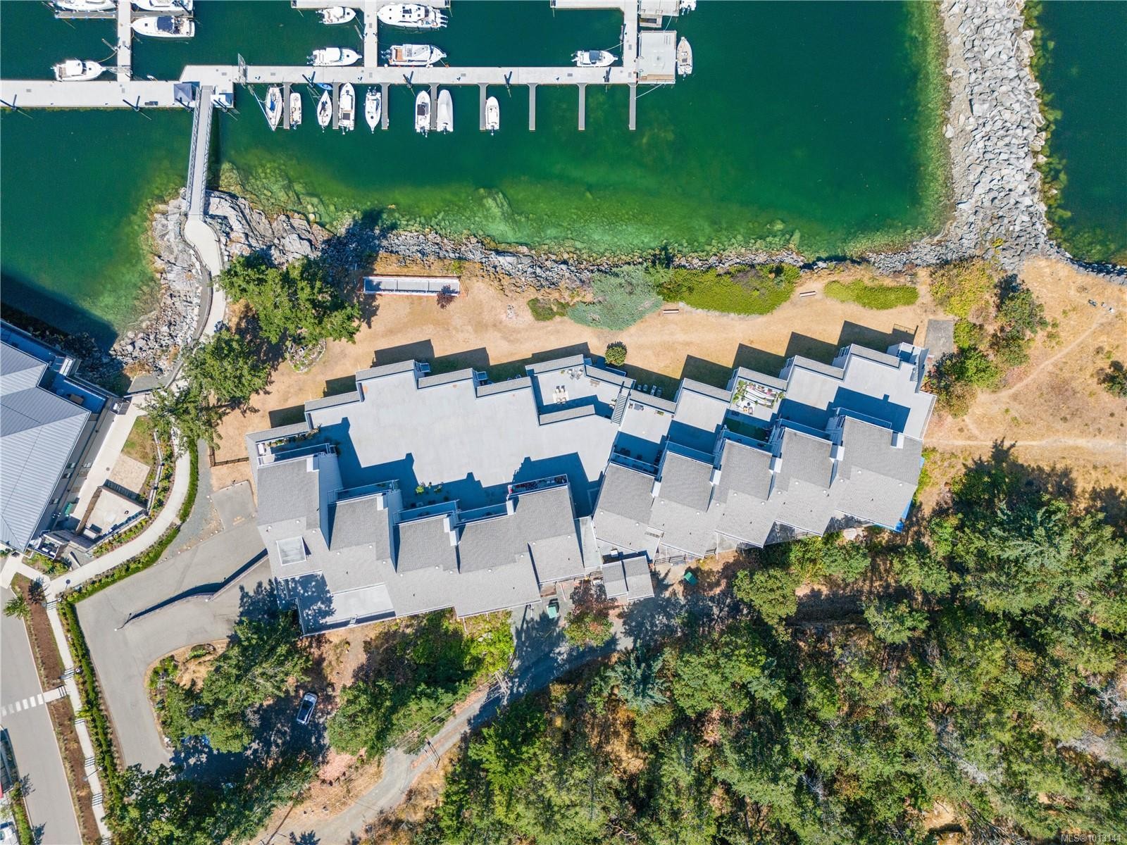 302-3555 Outrigger Rd, Nanoose Bay, BC - With View