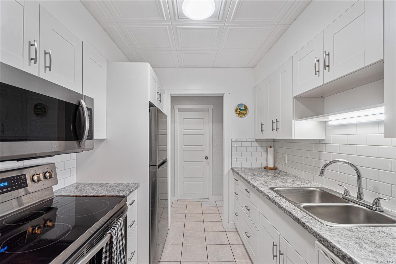 302-3555 Outrigger Rd, Nanoose Bay, BC - Indoor Photo Showing Kitchen With Double Sink