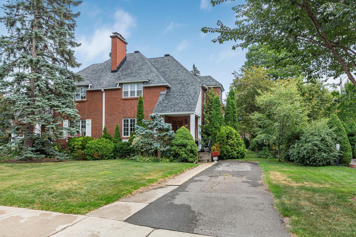 Parking - 528 Av. Berwick, Mont-Royal, QC - Outdoor