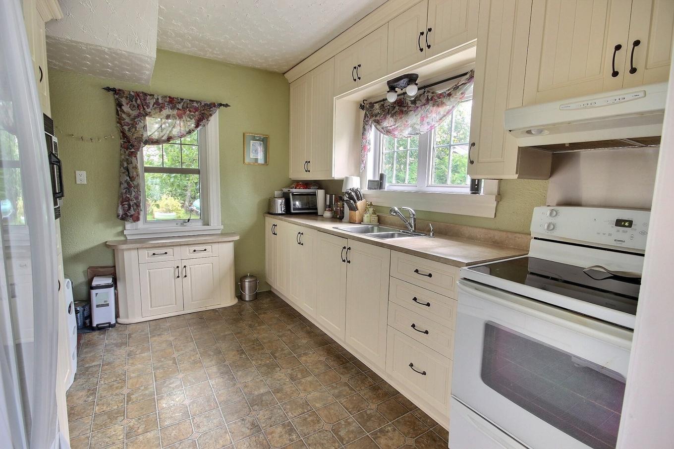Cuisine - 4 7E Rue, Rouyn-Noranda, QC - Indoor Photo Showing Kitchen With Double Sink
