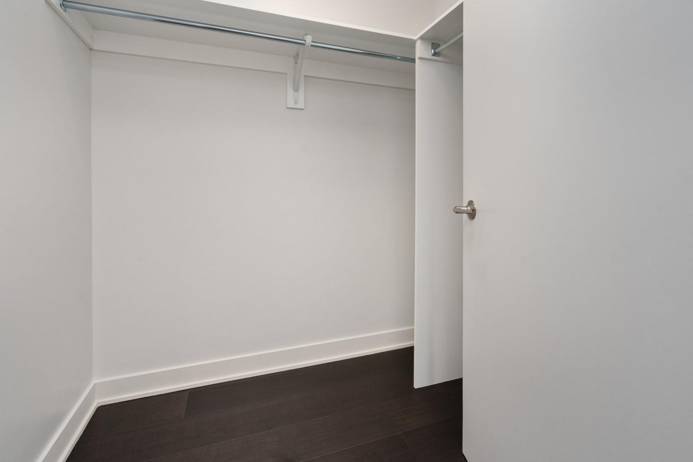 Walk-in closet - Th6-1188 Rue St-Antoine O., Montréal (Ville-Marie), QC - Indoor With Storage