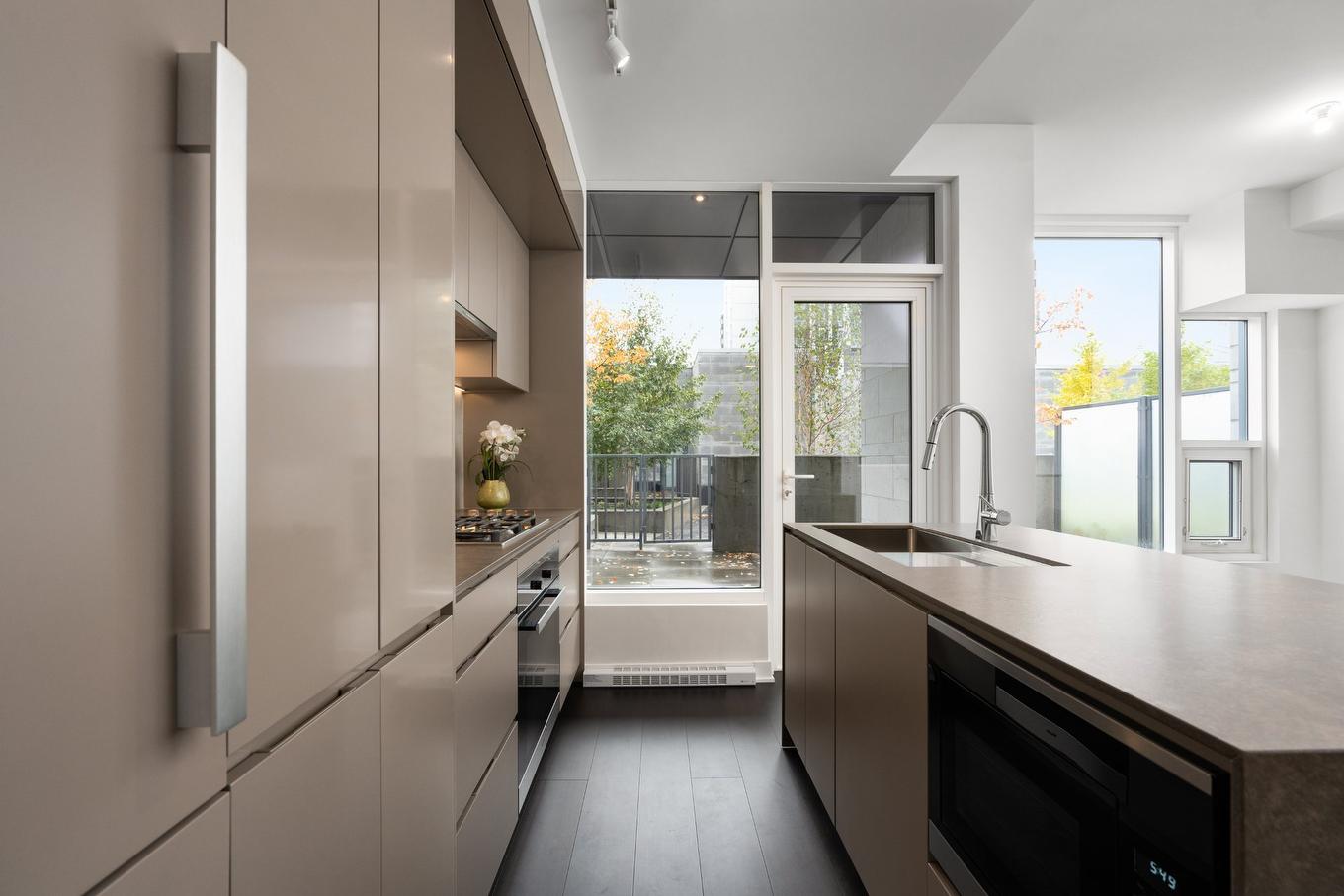 Kitchen - Th6-1188 Rue St-Antoine O., Montréal (Ville-Marie), QC - Indoor Photo Showing Kitchen With Upgraded Kitchen
