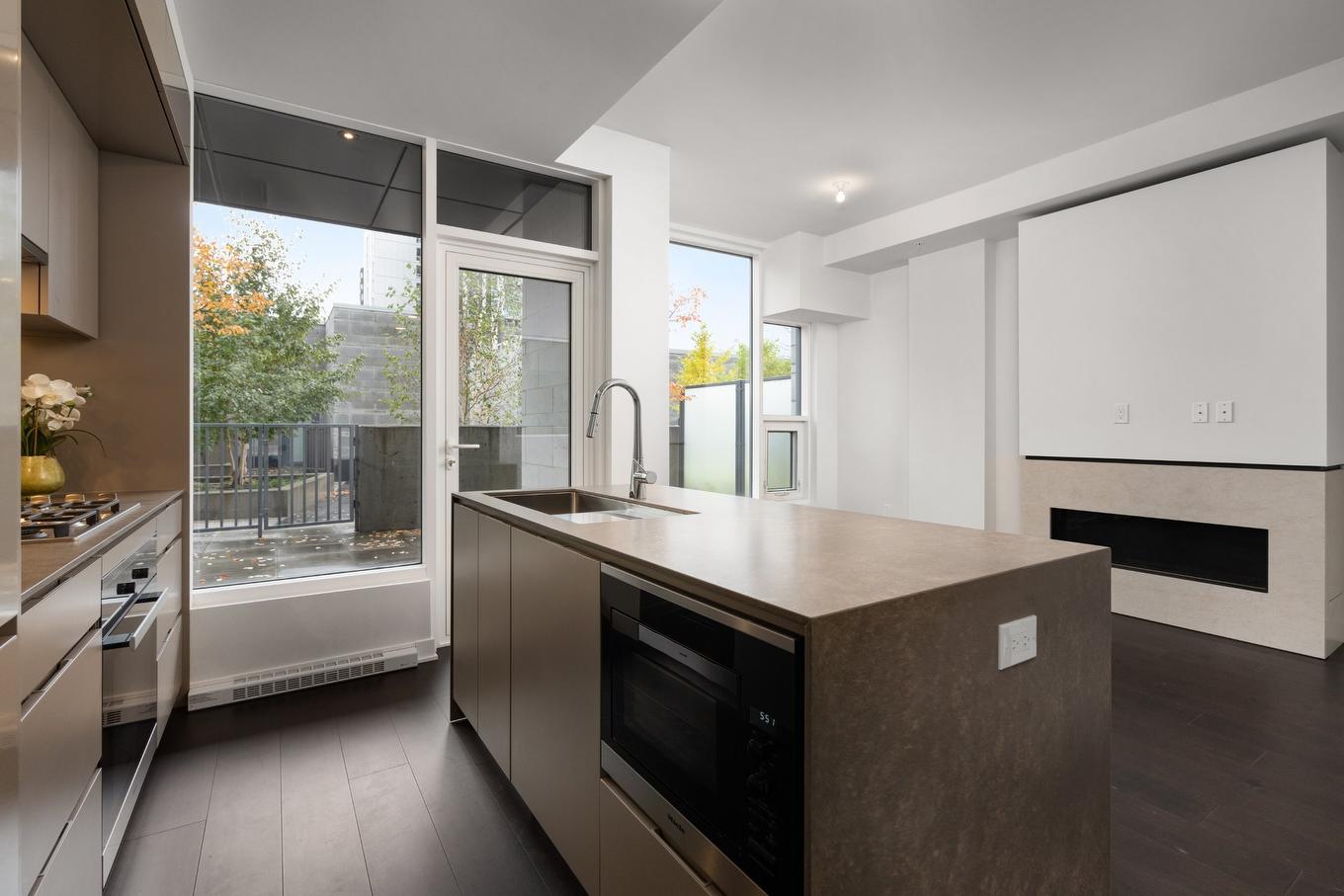 Kitchen - Th6-1188 Rue St-Antoine O., Montréal (Ville-Marie), QC - Indoor Photo Showing Kitchen With Upgraded Kitchen
