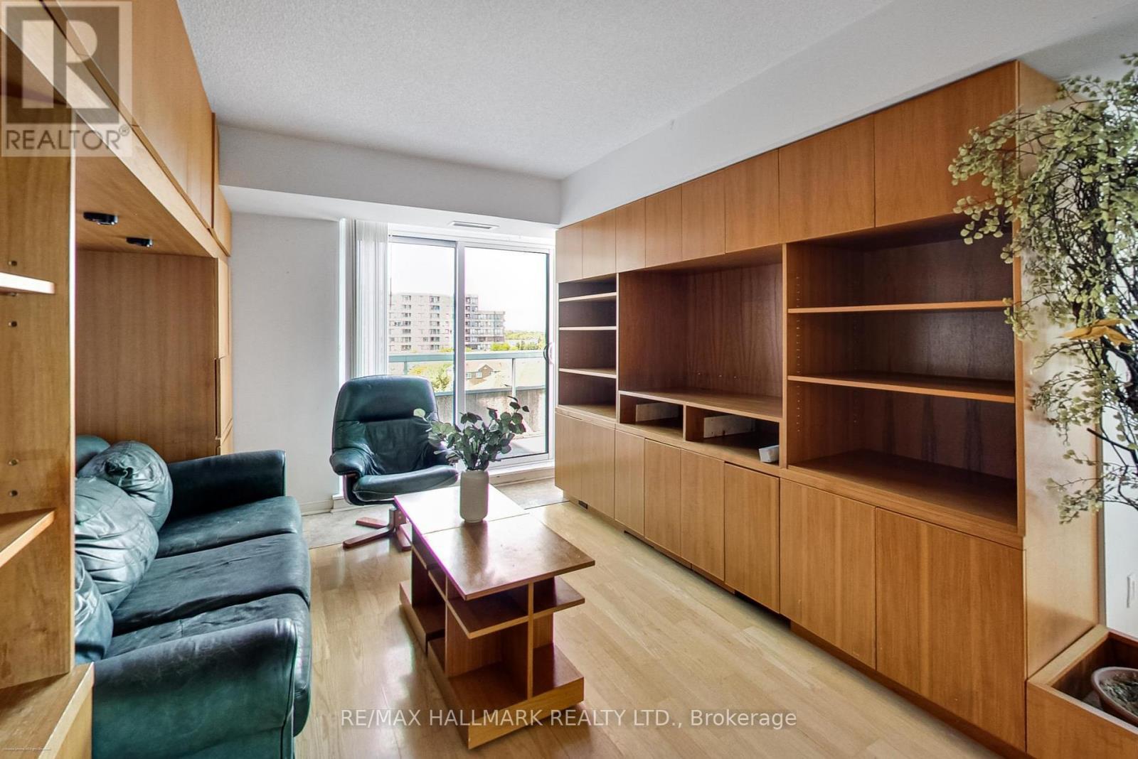Living Room w/B/I Shelves - 702 - 5 Emerald Lane, Vaughan, ON - Indoor