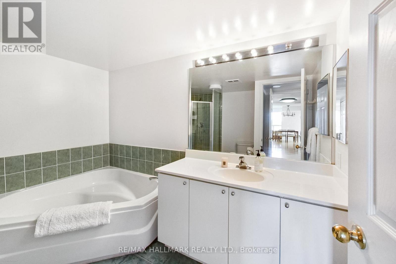 Breakfast Area - 702 - 5 Emerald Lane, Vaughan, ON - Indoor Photo Showing Bathroom