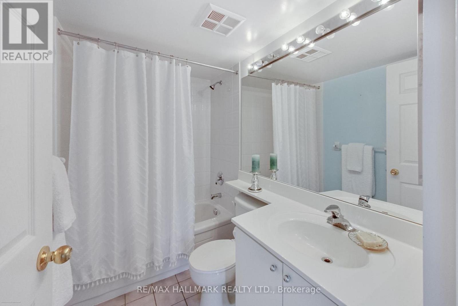Clear Views! - 702 - 5 Emerald Lane, Vaughan, ON - Indoor Photo Showing Bathroom