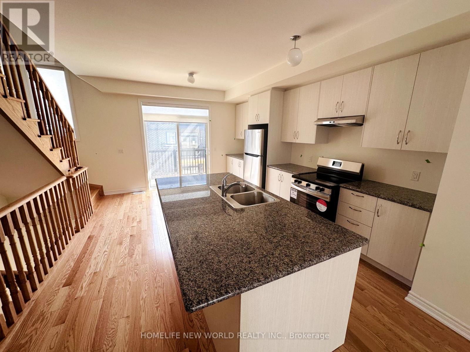 33 Drainie Street, Vaughan, ON - Indoor Photo Showing Kitchen With Double Sink With Upgraded Kitchen