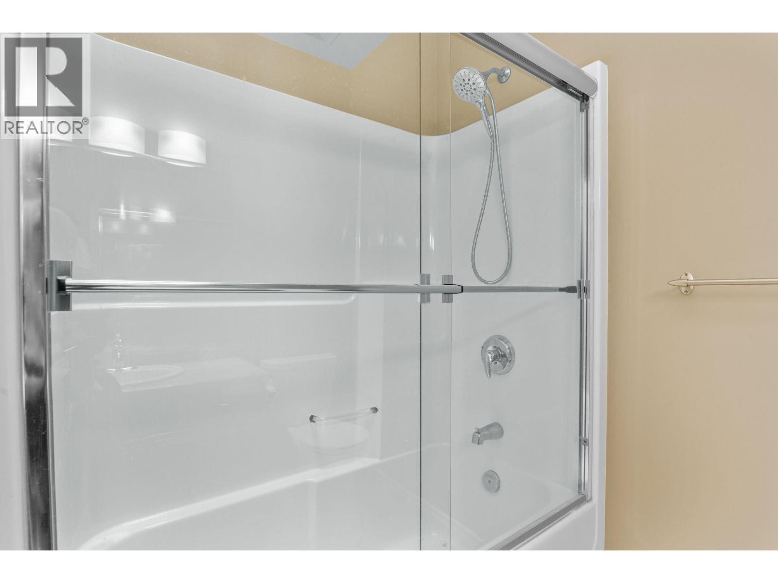 full main bathroom - 2365 Stillingfleet Road Unit# 39, Kelowna, BC - Indoor Photo Showing Bathroom