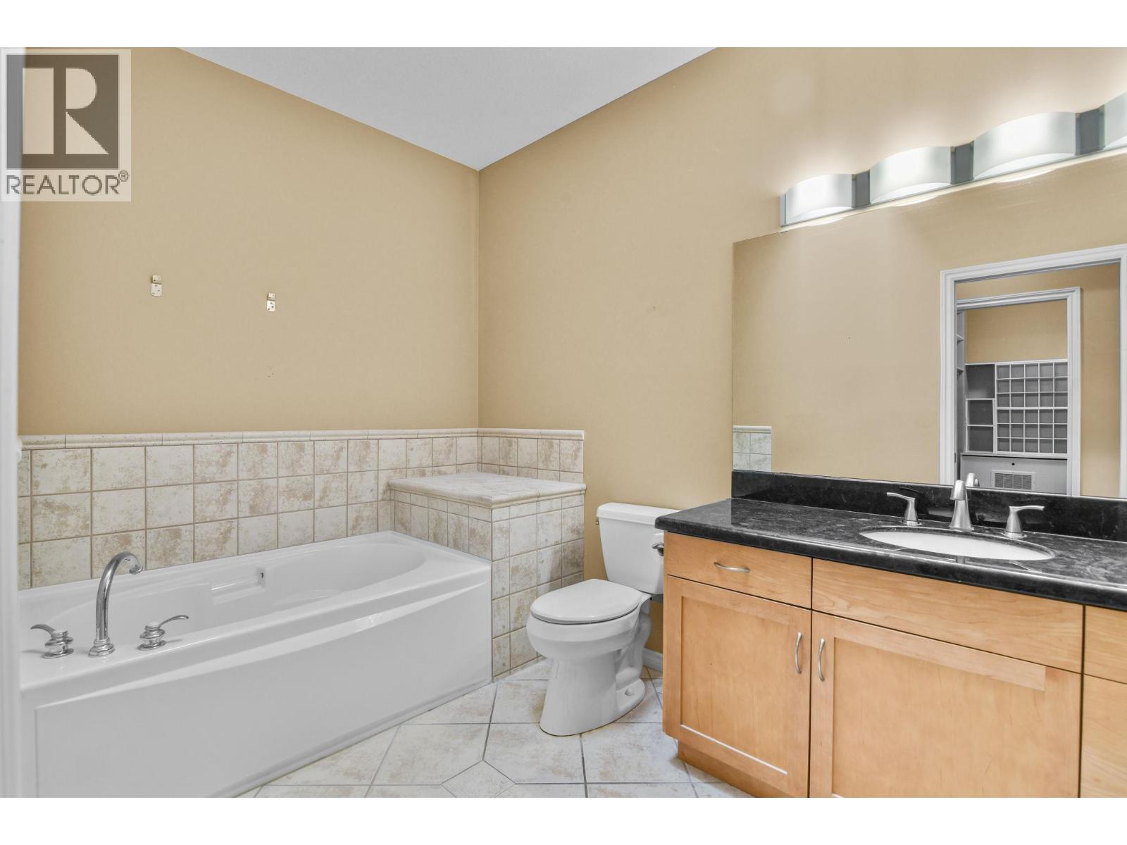 primary washroom - spa like tub! - 2365 Stillingfleet Road Unit# 39, Kelowna, BC - Indoor Photo Showing Bathroom