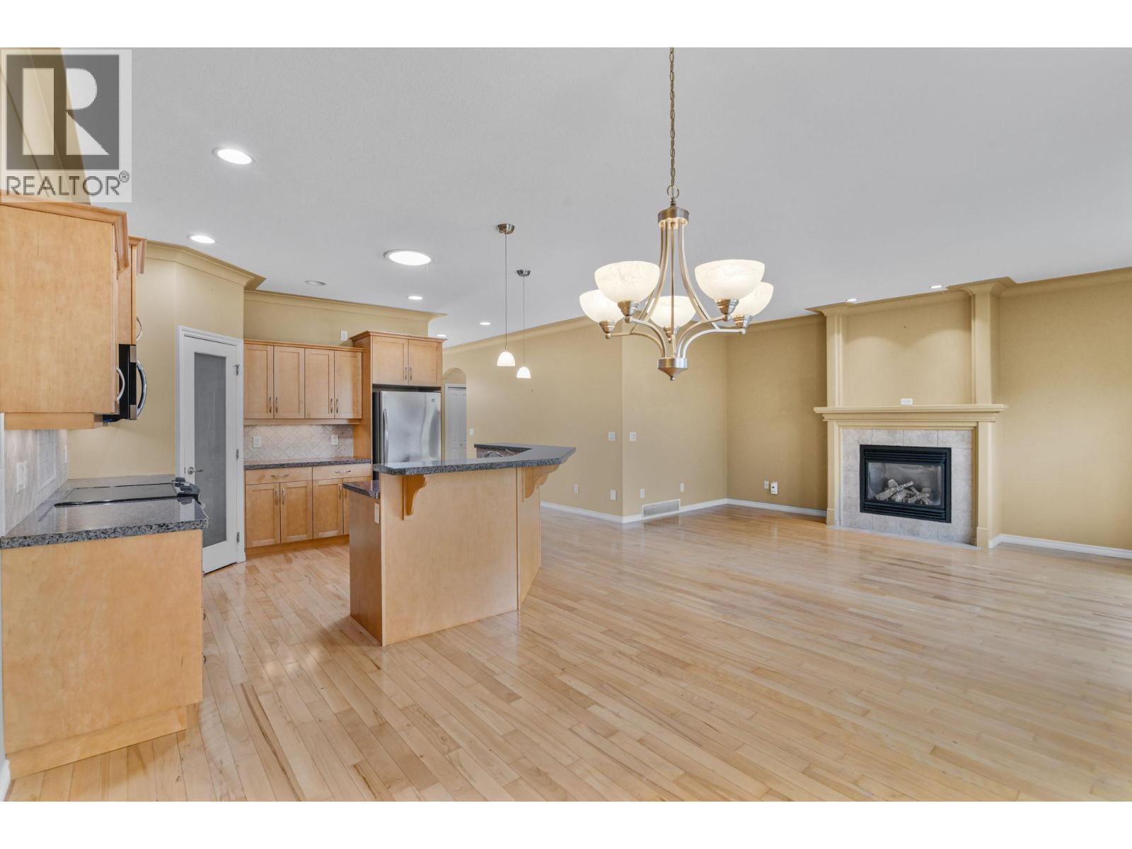 2365 Stillingfleet Road Unit# 39, Kelowna, BC - Indoor Photo Showing Other Room With Fireplace