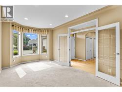 spacious den / bedroom / tv room -