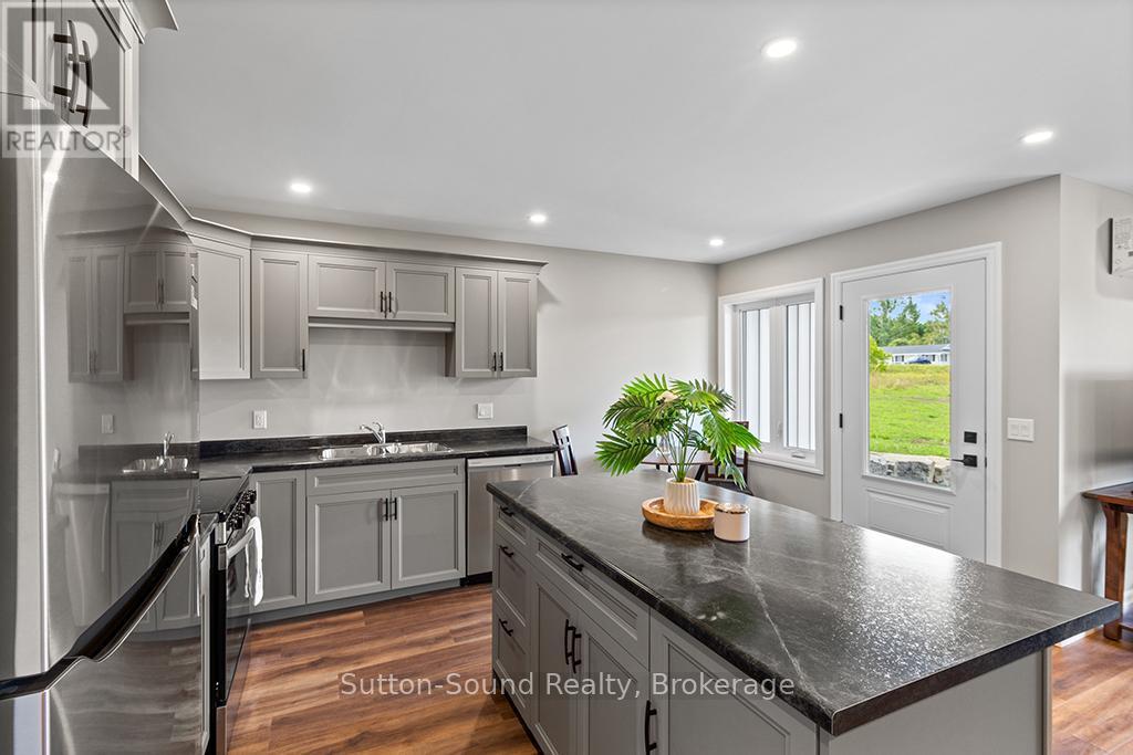 3 - 18 Maple Golf Crescent, Northern Bruce Peninsula, ON - Indoor Photo Showing Kitchen