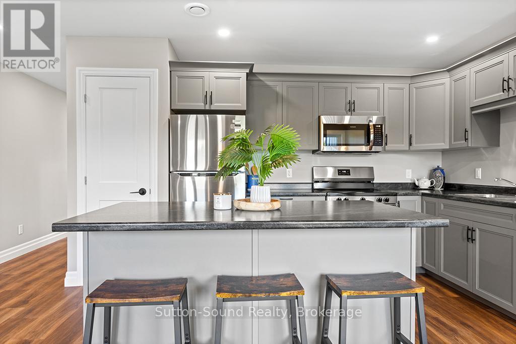 3 - 18 Maple Golf Crescent, Northern Bruce Peninsula, ON - Indoor Photo Showing Kitchen With Stainless Steel Kitchen