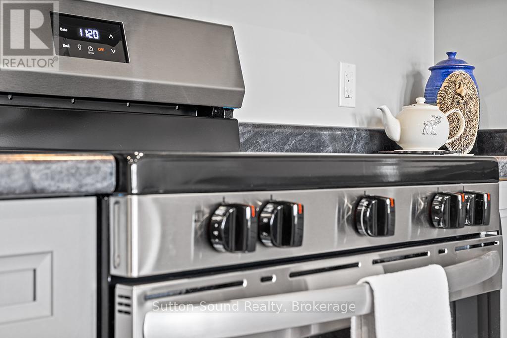 3 - 18 Maple Golf Crescent, Northern Bruce Peninsula, ON - Indoor Photo Showing Kitchen