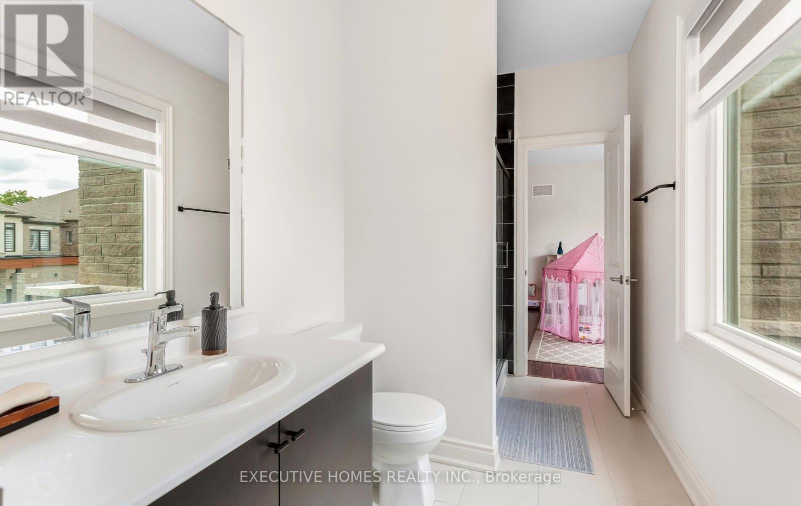 77 Pond View Gate, Hamilton, ON - Indoor Photo Showing Bathroom