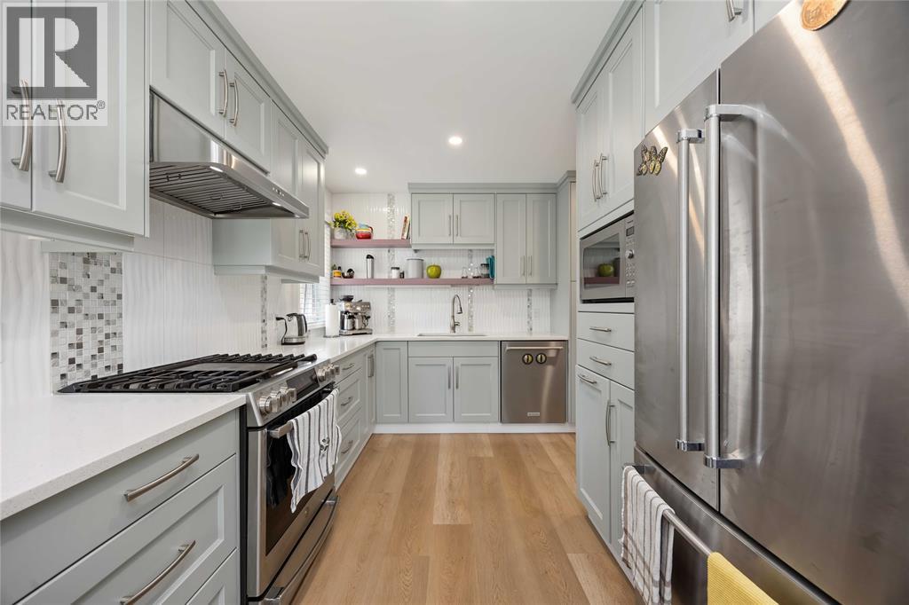 123 Cassandra Boulevard, Sarnia, ON - Indoor Photo Showing Kitchen With Upgraded Kitchen