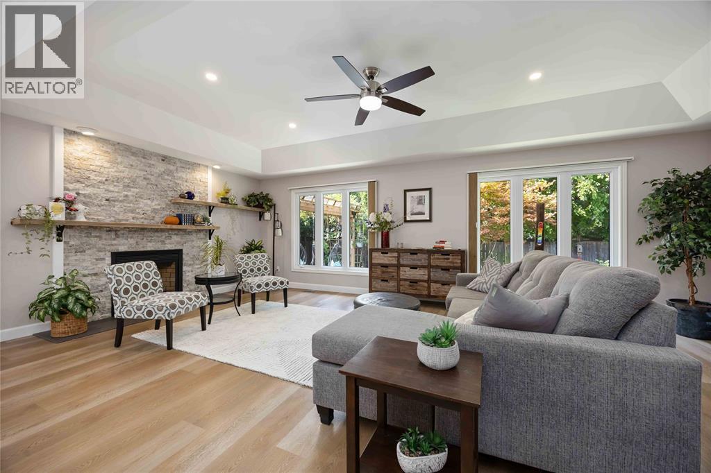 123 Cassandra Boulevard, Sarnia, ON - Indoor Photo Showing Living Room With Fireplace