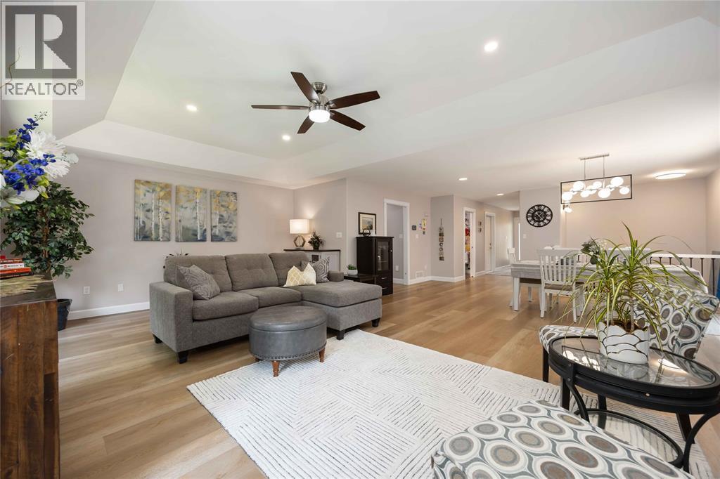 123 Cassandra Boulevard, Sarnia, ON - Indoor Photo Showing Living Room