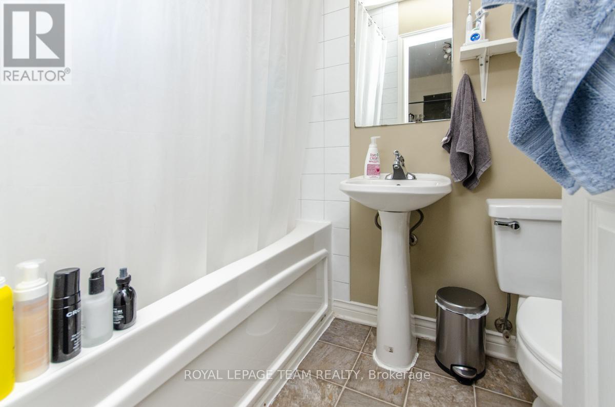 Unit 1 - Bachelor - 395 Mcleod Street, Ottawa, ON - Indoor Photo Showing Bathroom