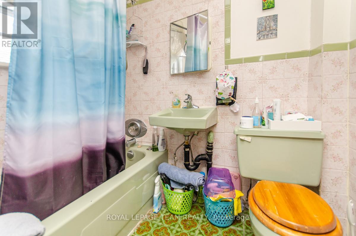 Unit 2 - 1 Bedroom - 395 Mcleod Street, Ottawa, ON - Indoor Photo Showing Bathroom