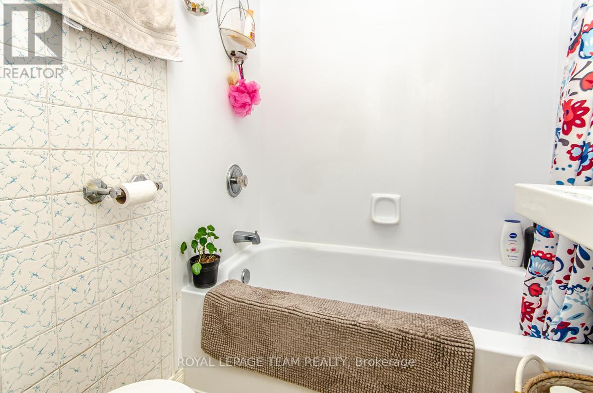 Unit 3 - 2 bedroom - 395 Mcleod Street, Ottawa, ON - Indoor Photo Showing Bathroom