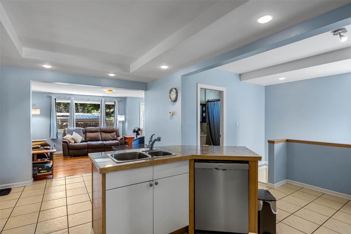 755 Crestline Street, Kamloops, BC - Indoor Photo Showing Kitchen With Double Sink