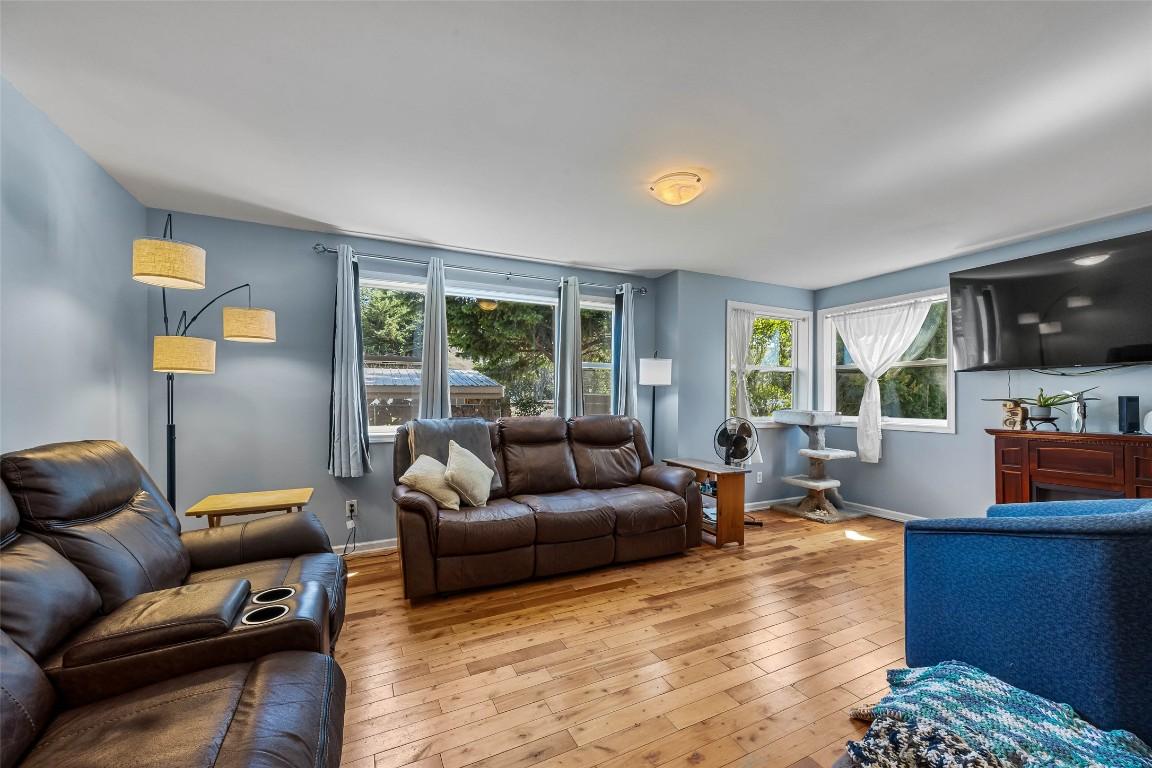 755 Crestline Street, Kamloops, BC - Indoor Photo Showing Living Room