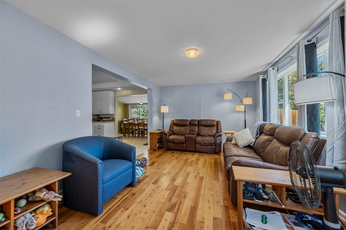 755 Crestline Street, Kamloops, BC - Indoor Photo Showing Living Room