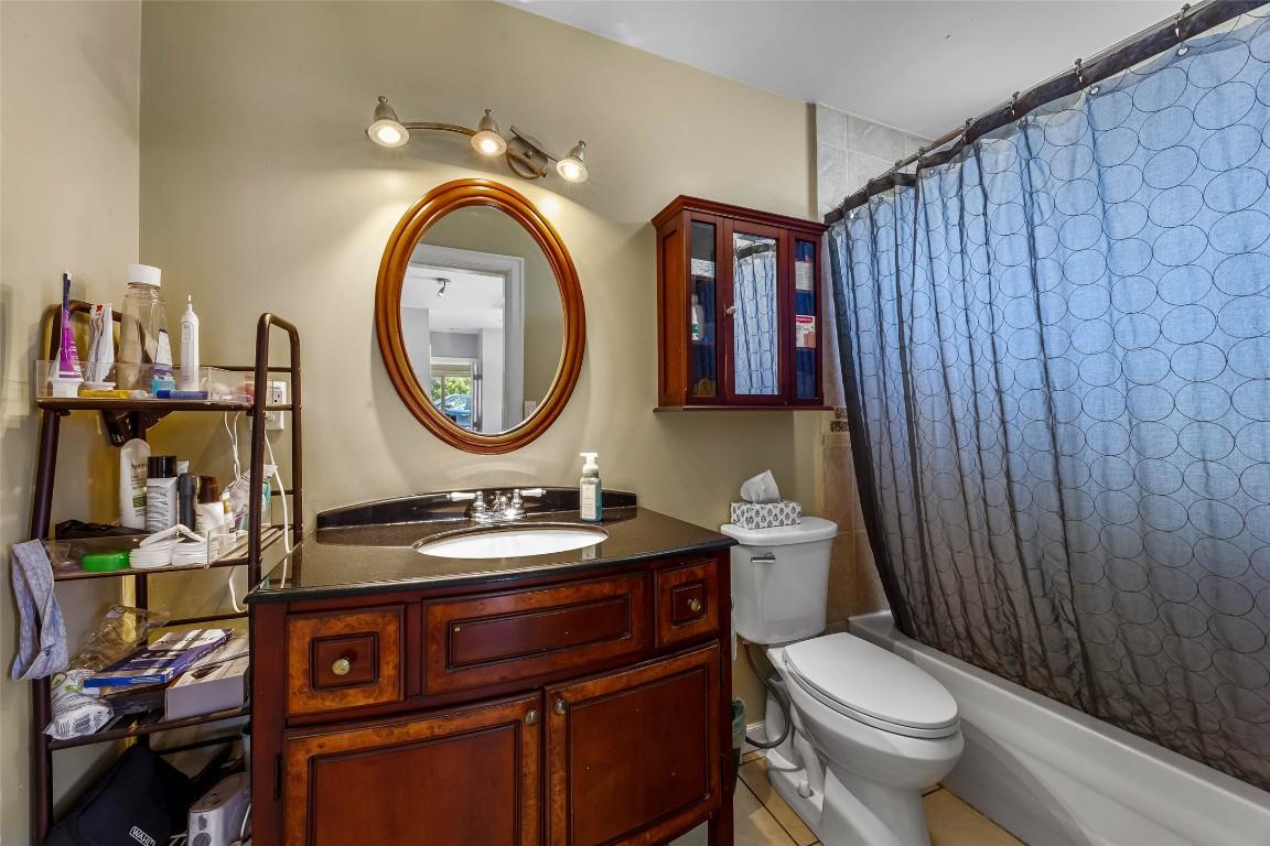 755 Crestline Street, Kamloops, BC - Indoor Photo Showing Bathroom