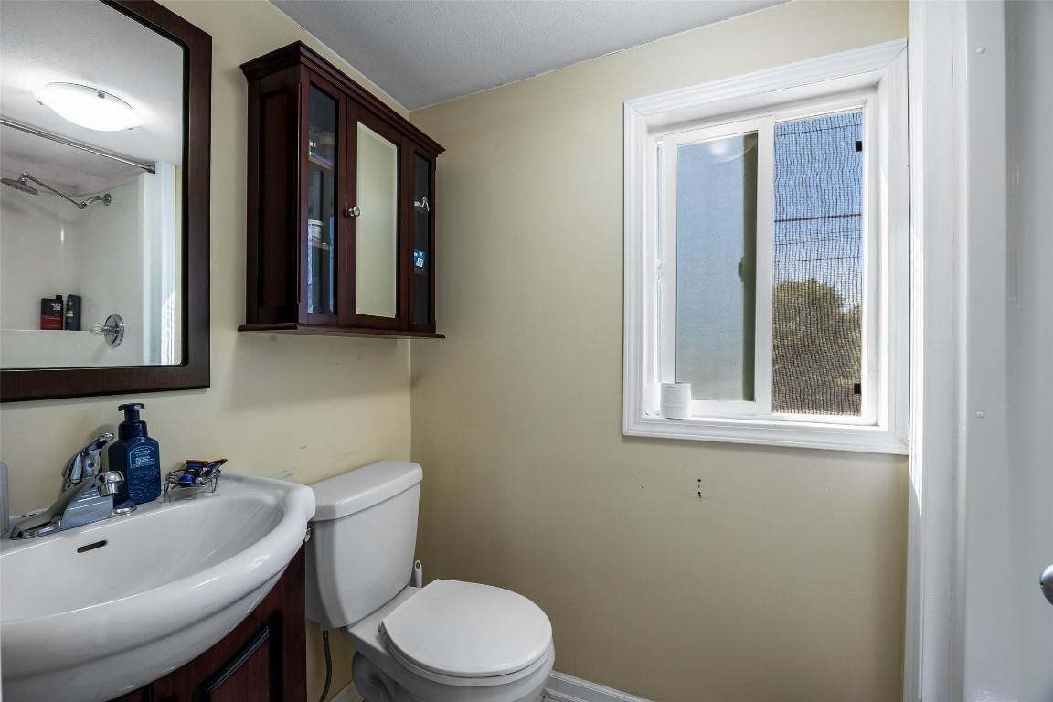 755 Crestline Street, Kamloops, BC - Indoor Photo Showing Bathroom