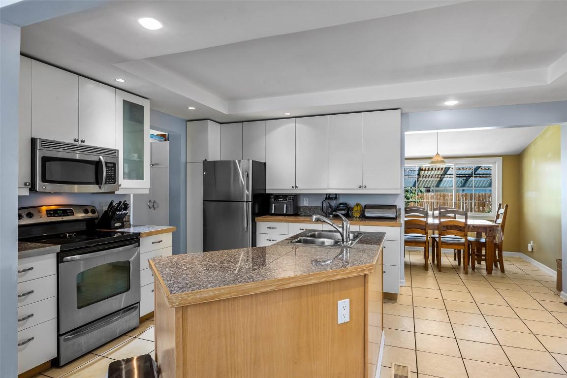 755 Crestline Street, Kamloops, BC - Indoor Photo Showing Kitchen With Double Sink