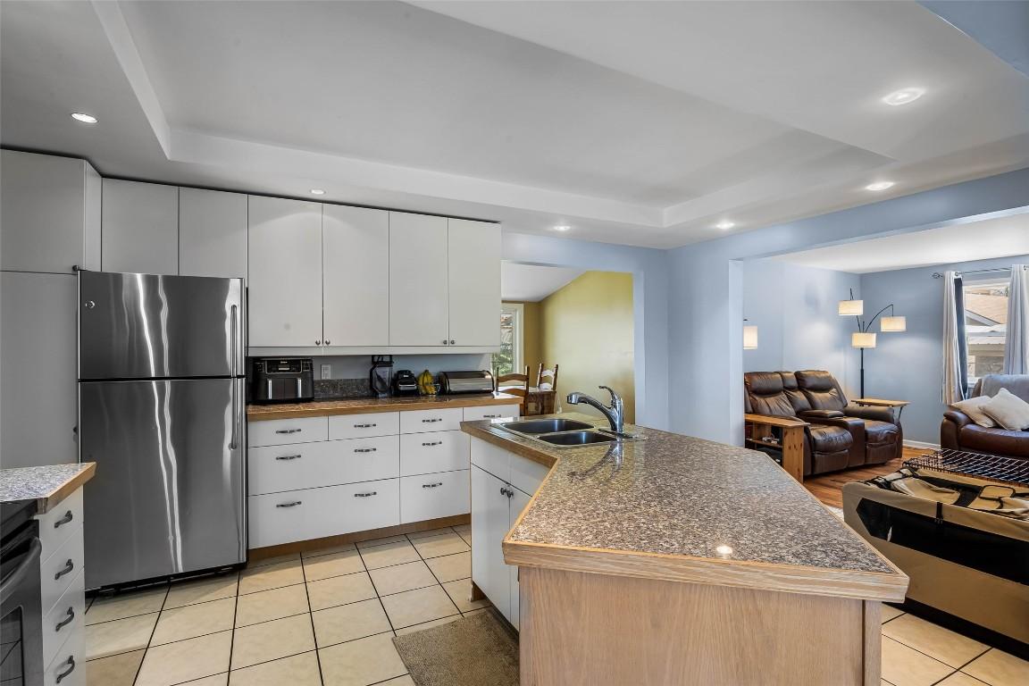 755 Crestline Street, Kamloops, BC - Indoor Photo Showing Kitchen With Double Sink