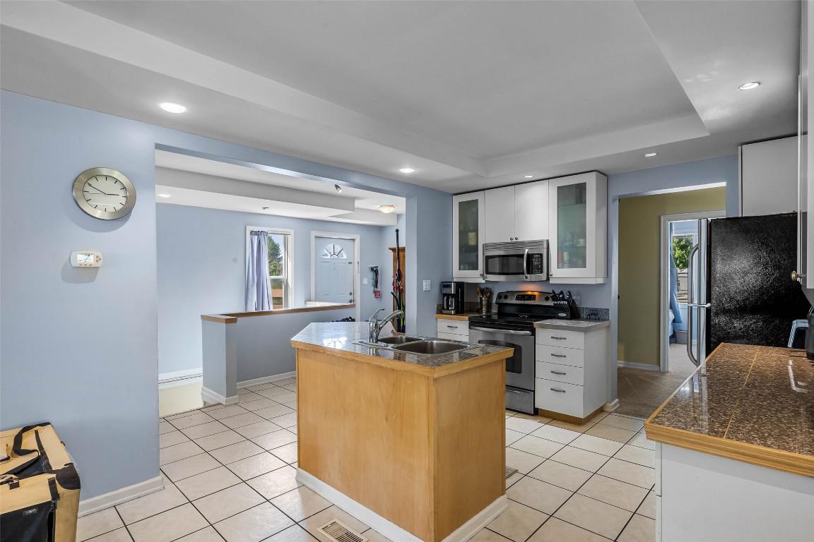 755 Crestline Street, Kamloops, BC - Indoor Photo Showing Kitchen With Double Sink