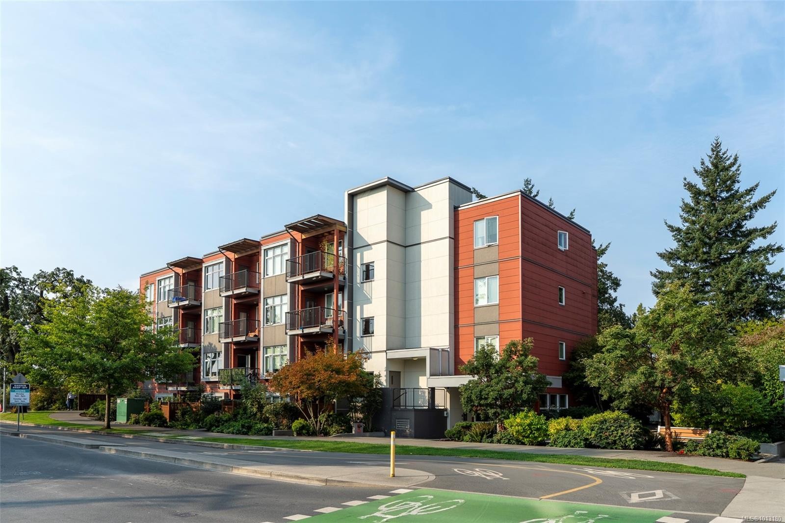 402-4030 Borden St, Saanich, BC - Outdoor With Facade