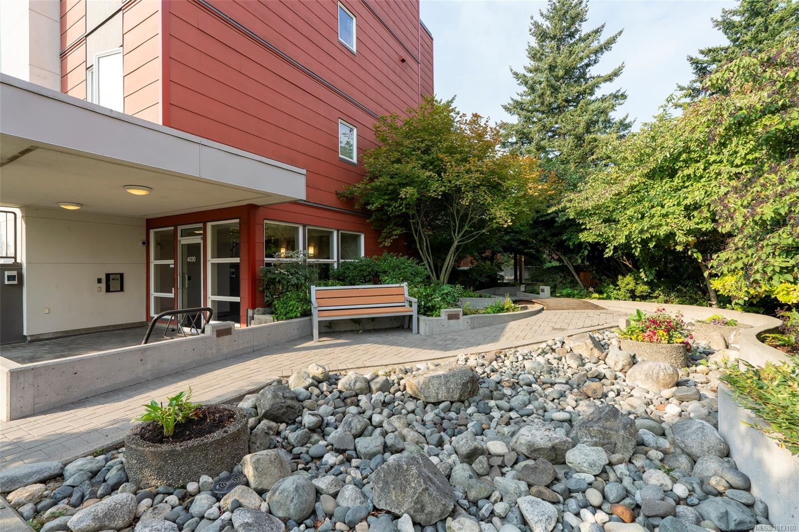 402-4030 Borden St, Saanich, BC - Outdoor