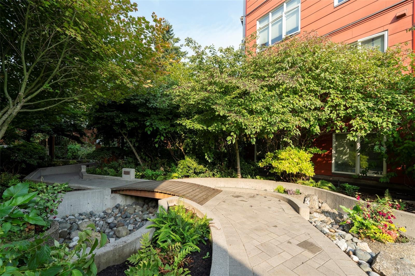 402-4030 Borden St, Saanich, BC - Outdoor