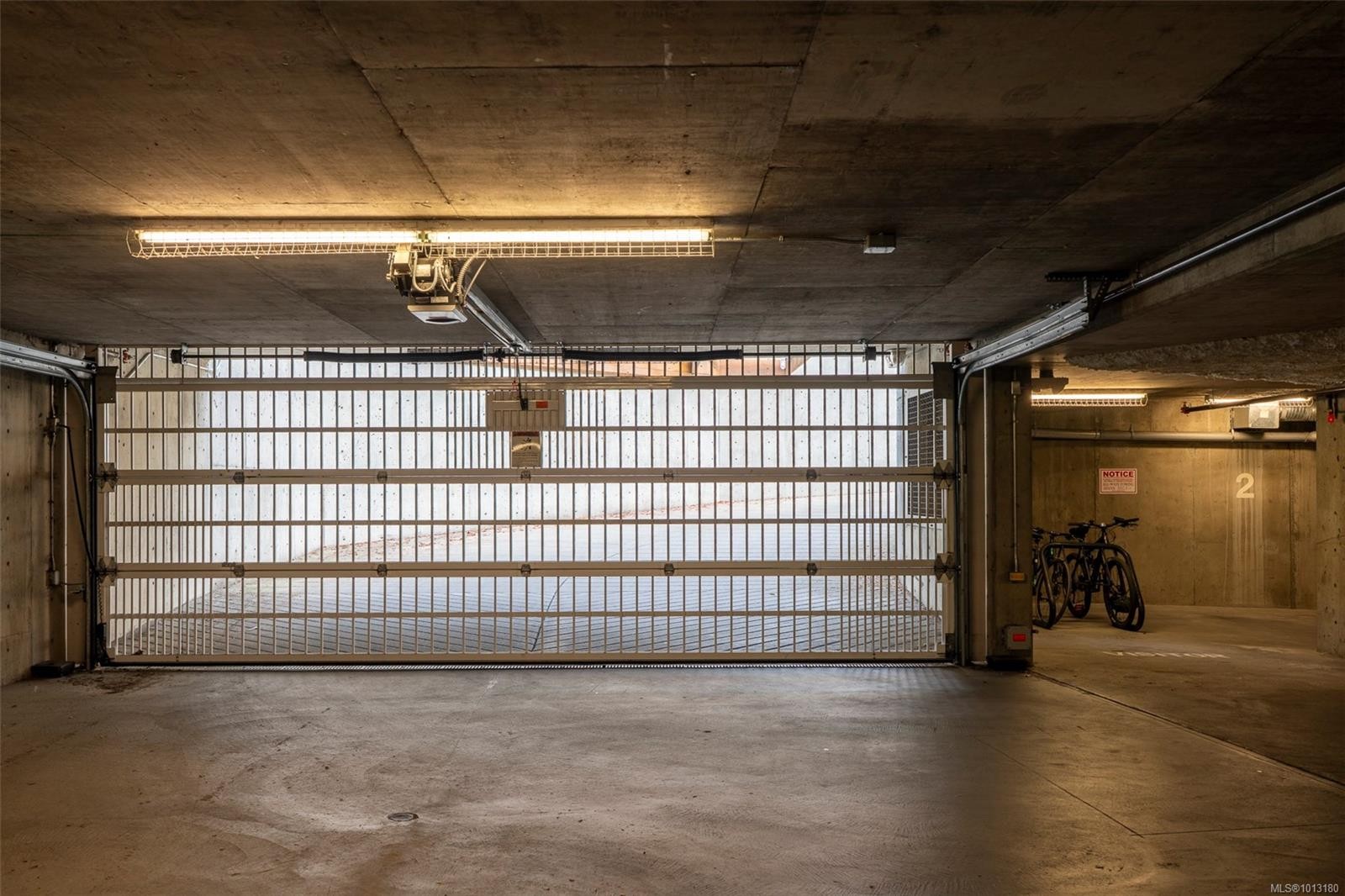 402-4030 Borden St, Saanich, BC - Indoor Photo Showing Garage