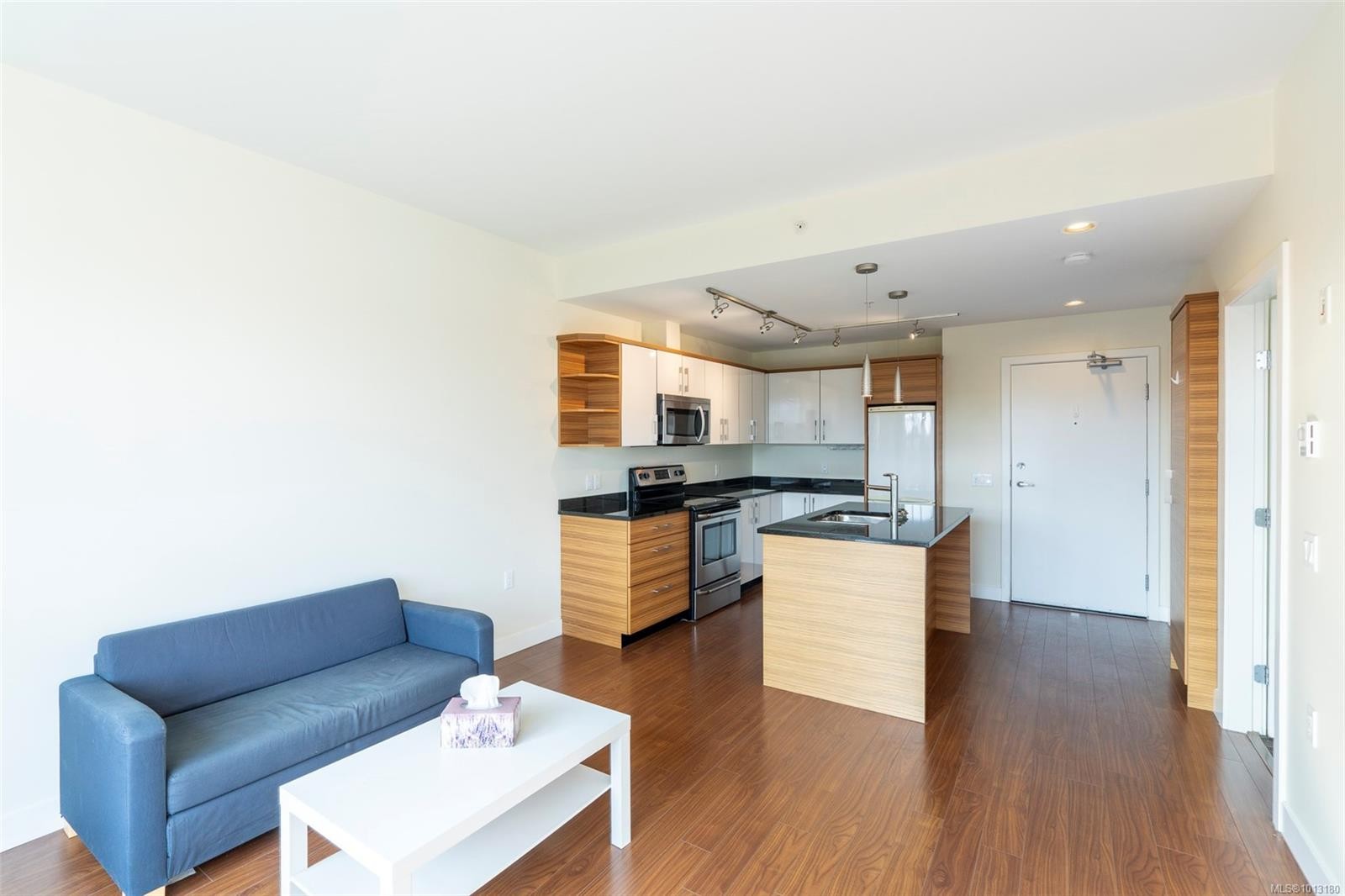 402-4030 Borden St, Saanich, BC - Indoor