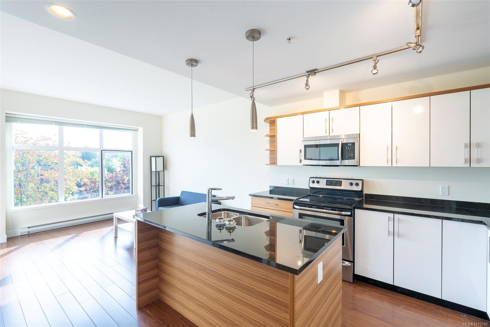 402-4030 Borden St, Saanich, BC - Indoor Photo Showing Kitchen With Stainless Steel Kitchen