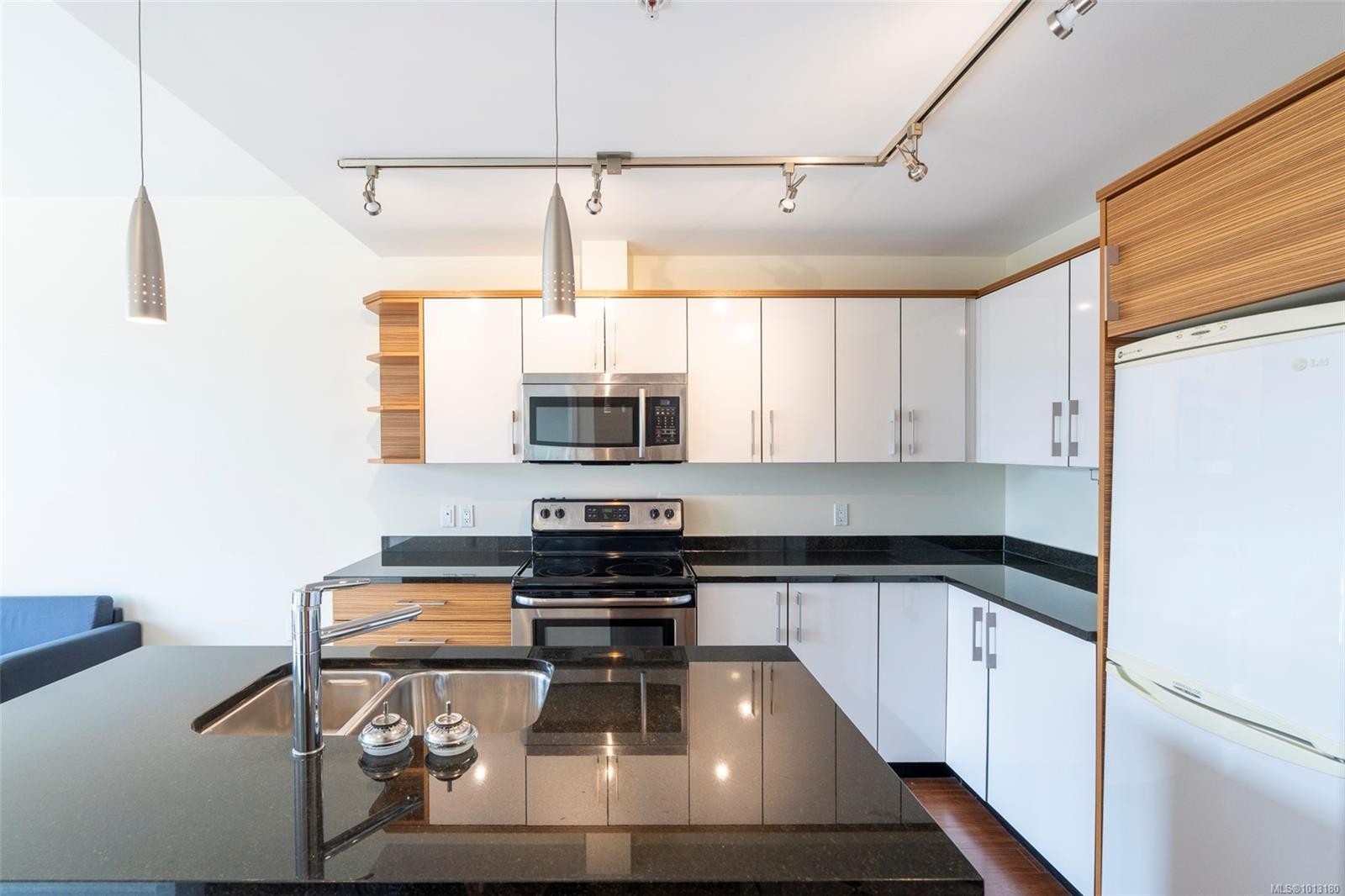 402-4030 Borden St, Saanich, BC - Indoor Photo Showing Kitchen With Double Sink