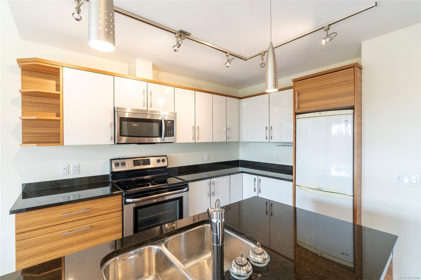 402-4030 Borden St, Saanich, BC - Indoor Photo Showing Kitchen With Stainless Steel Kitchen With Double Sink