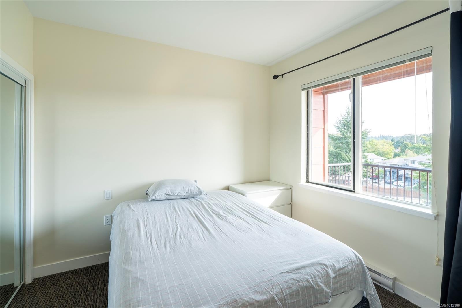 402-4030 Borden St, Saanich, BC - Indoor Photo Showing Bedroom