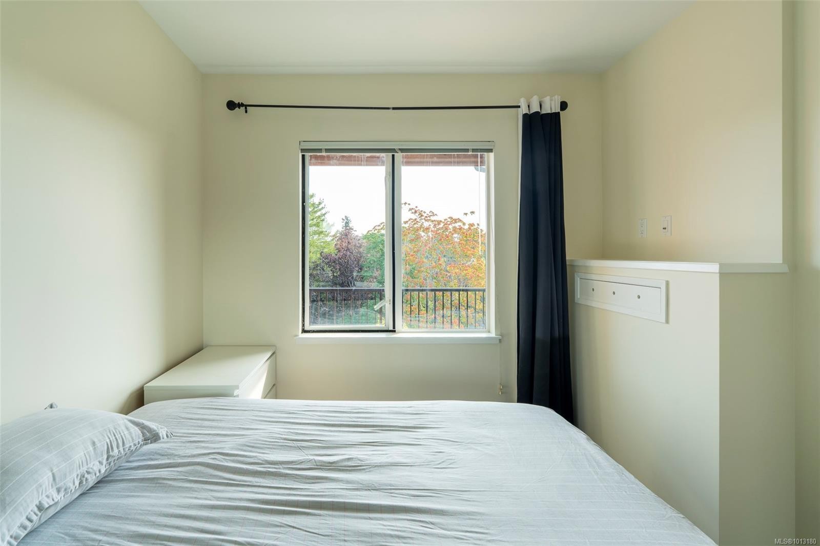 402-4030 Borden St, Saanich, BC - Indoor Photo Showing Bedroom