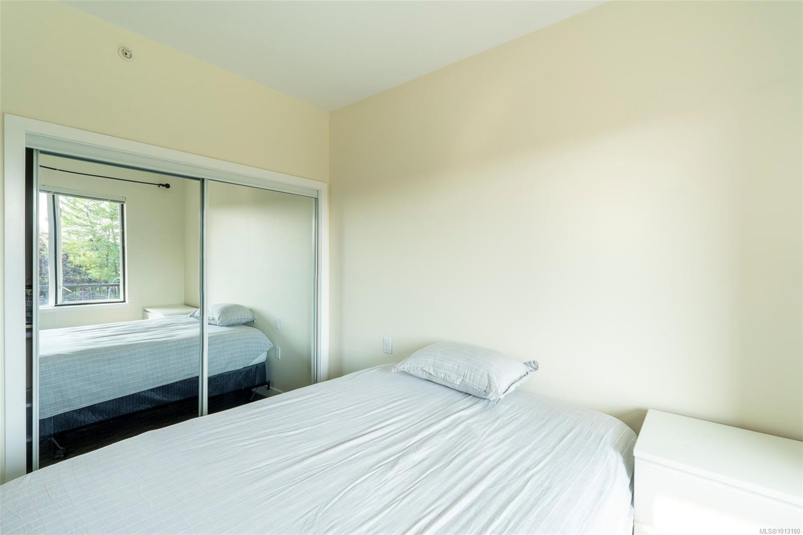 402-4030 Borden St, Saanich, BC - Indoor Photo Showing Bedroom
