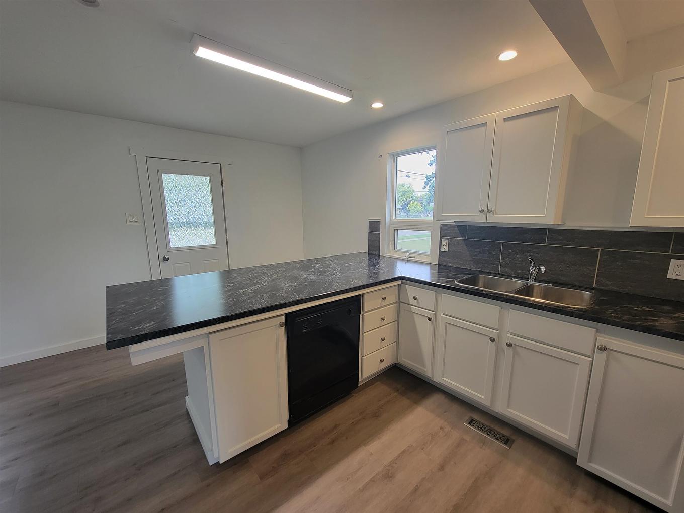 613 Third Street W, Fort Frances, ON - Indoor Photo Showing Kitchen With Double Sink