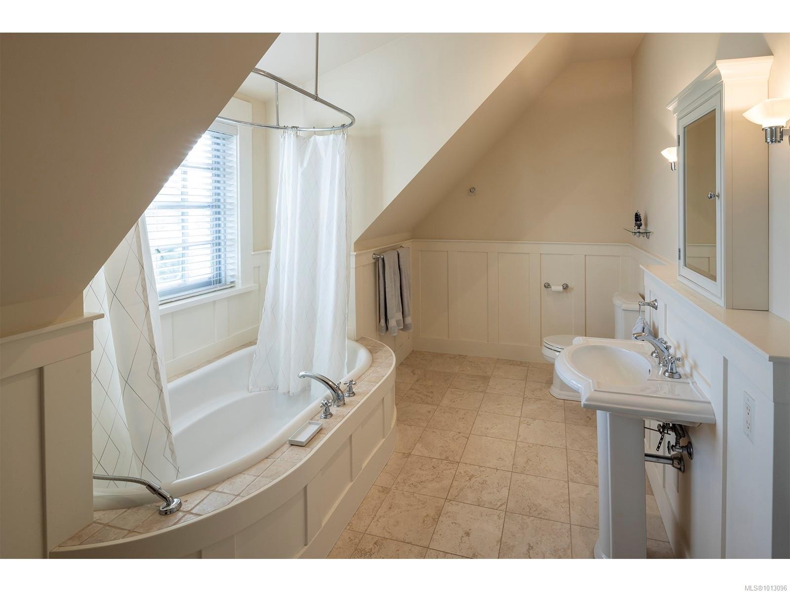 2766 Sea View Rd, Saanich, BC