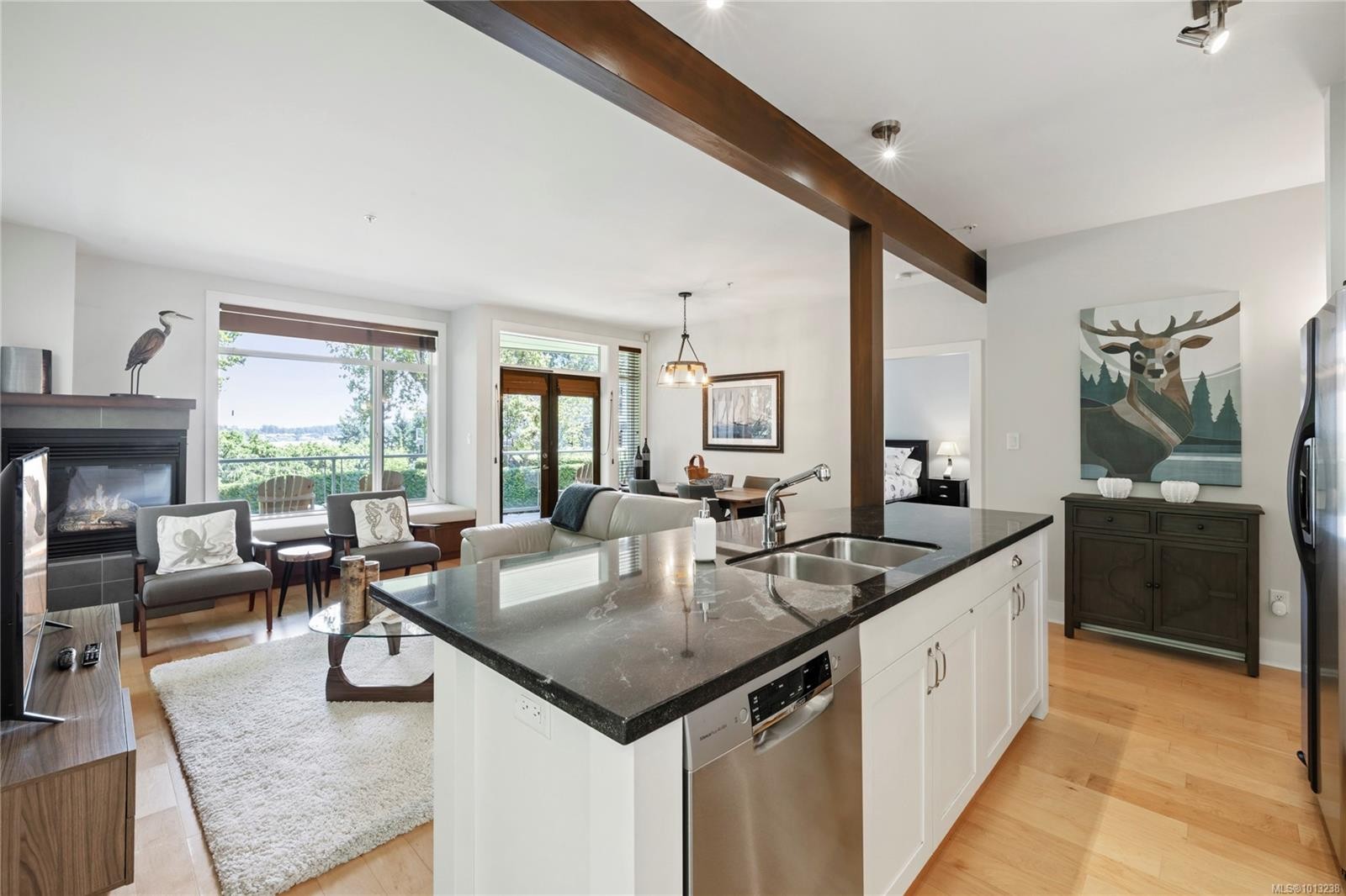 32-1059 Tanglewood Pl, Parksville, BC - Indoor Photo Showing Kitchen With Fireplace With Double Sink